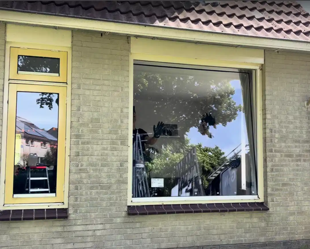 Glasbedrijf Groningen HR++ glas geplaatst in geel kozijn