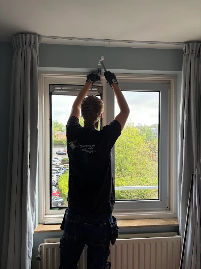 Glasbedrijf Groningen montage van isolatieglas boven raam
