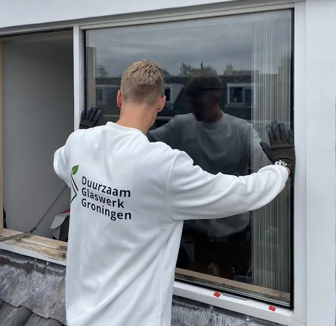 Glaszetter plaatst ruit in woning